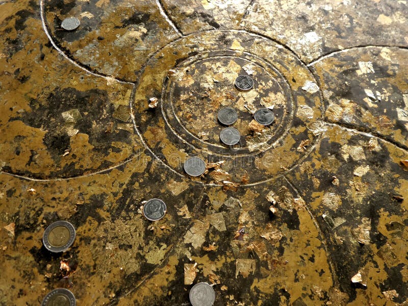 Lotus som snider på att vila Buddha, sular räkningen med bladguld och myntet arkivbild Lotus som snider på att vila Buddha, sular räkningen med bladguld och myntet arkivbild