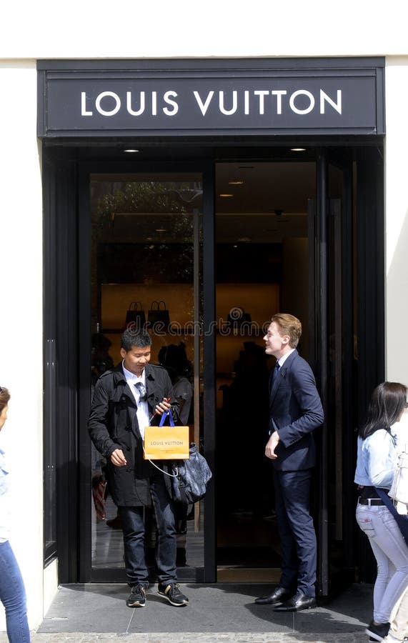 Tienda Louis Vuitton En La Avenida De Los Campos Elíseos París Francia Foto  de stock y más banco de imágenes de Aire libre - iStock