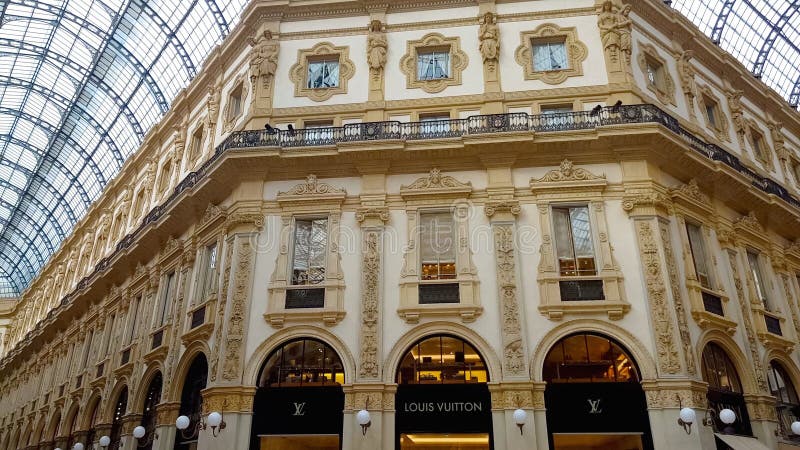 SHOPPING: Louis Vuitton Boutique, Milan, Italy Editorial Photography - Image of golden, brand ...