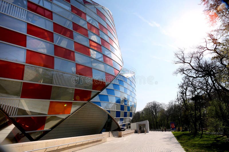 Why as a Millennial the Fondation Louis Vuitton in Paris is Worth