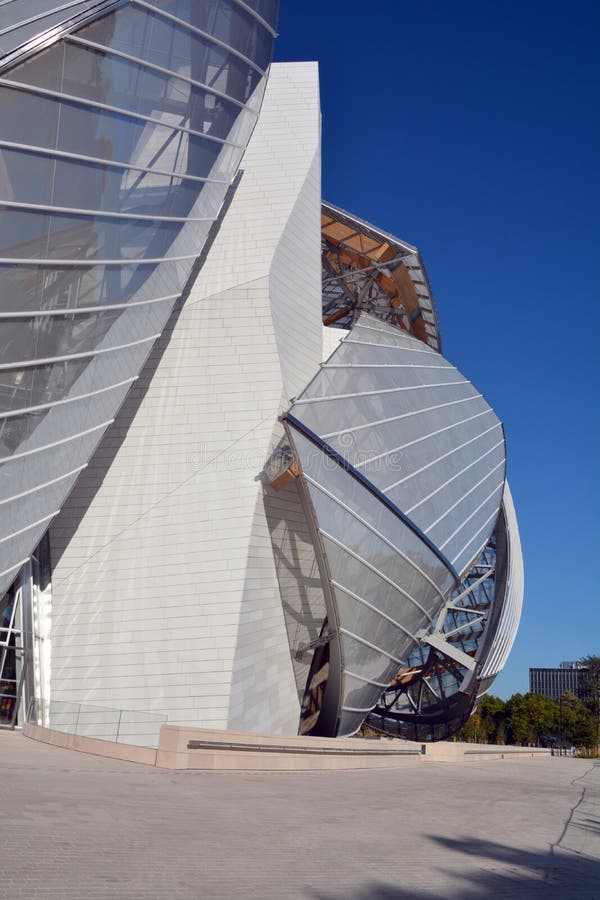 Louis Vuitton Foundation editorial image. Image of cityscape - 45960955