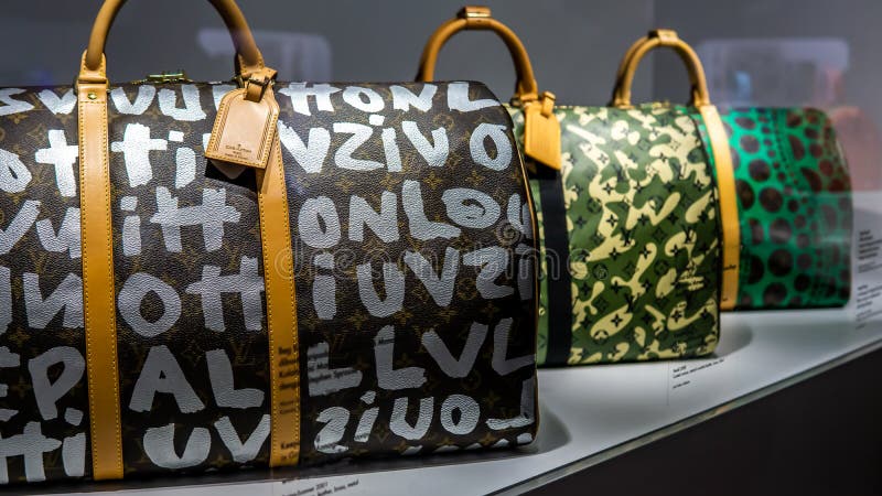 Louis Vuitton Keepall Bag-Sammlungen präsentieren auf der Time Capsule Exhibition von Louis Vuitton KLCC in Kuala Lumpur lizenzfreie stockfotos Louis Vuitton Keepall Bag-Sammlungen präsentieren auf der Time Capsule Exhibition von Louis Vuitton KLCC in Kuala Lumpur lizenzfreie stockfotos