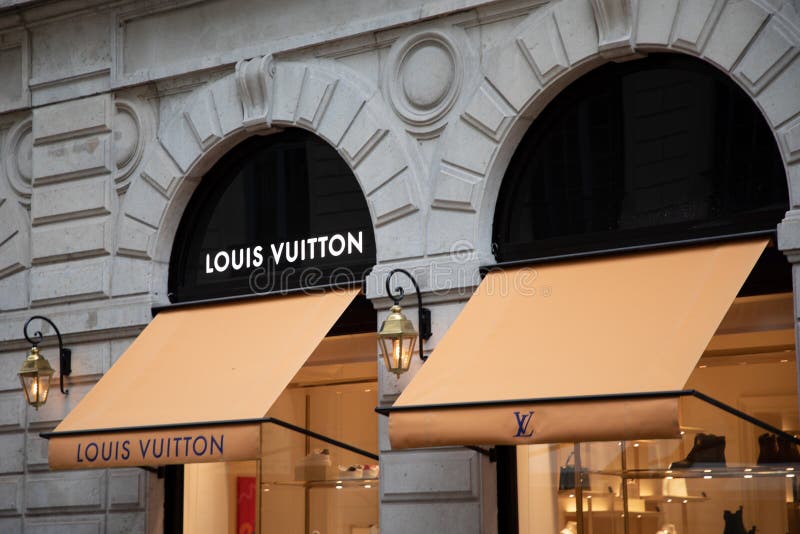 Lyon, Frankreich - 26. Februar 2017: Louis Vuitton-zeichen Auf Einer Wand. Louis  Vuitton Ist Ein Französisches Unternehmen, Das Auf Modeaccessoires  Spezialisiert Ist Lizenzfreie Fotos, Bilder und Stock Fotografie. Image  78214241.