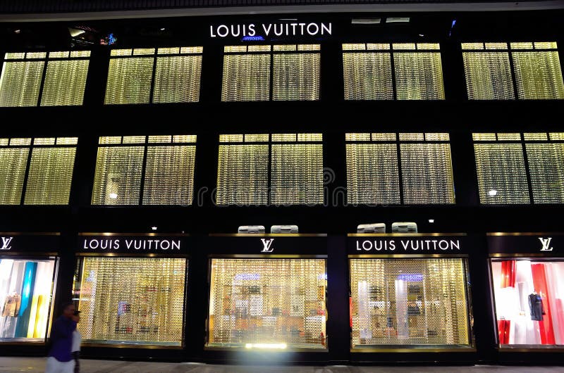 Louis Vuitton luxe winkel in het voetgangersgebied royalty-vrije stock afbeelding
