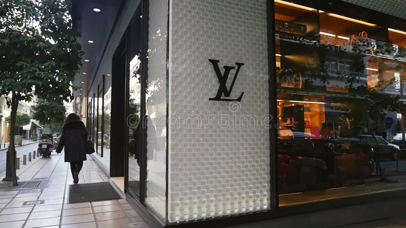 File:Louis Vuitton flagship store at Avenue des Champs-Élysées  (22288053650).jpg - Wikimedia Commons