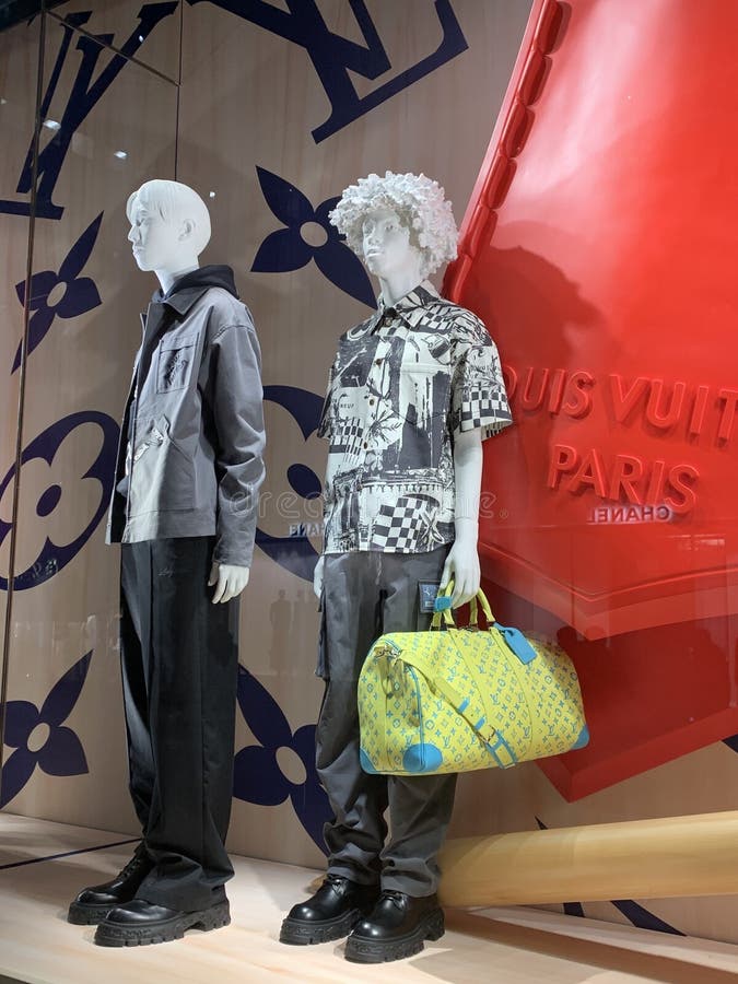 Louis Vuitton, London  Fashion displays, Visual merchandising, Luxury store