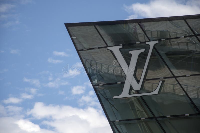 SINGAPORE-JAN 08, 2018: Louis Vuitton LV Outlet In Changi Airport, Singapore.  The Louis Vuitton Company Operates With More Than 460 Stores Worldwide.  Stock Photo, Picture and Royalty Free Image. Image 94332289.