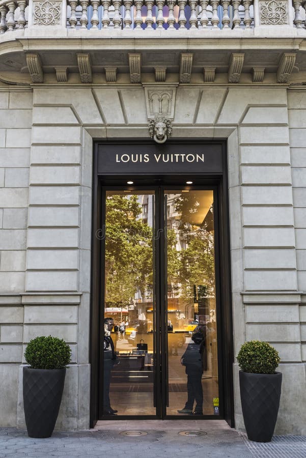 Louis Vuitton, Luxury Clothing Store, in Fifth Avenue 5th Avenue with  People Around in Editorial Image - Image of exclusive, shop: 131773190
