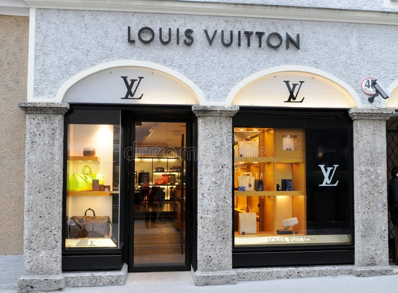 Exterior of the Louis Vuitton luxury fashion store in the centre of Forte  dei Marmi with parked bicycles, Lucca, Tuscany, Versilia, Italy Stock Photo  - Alamy