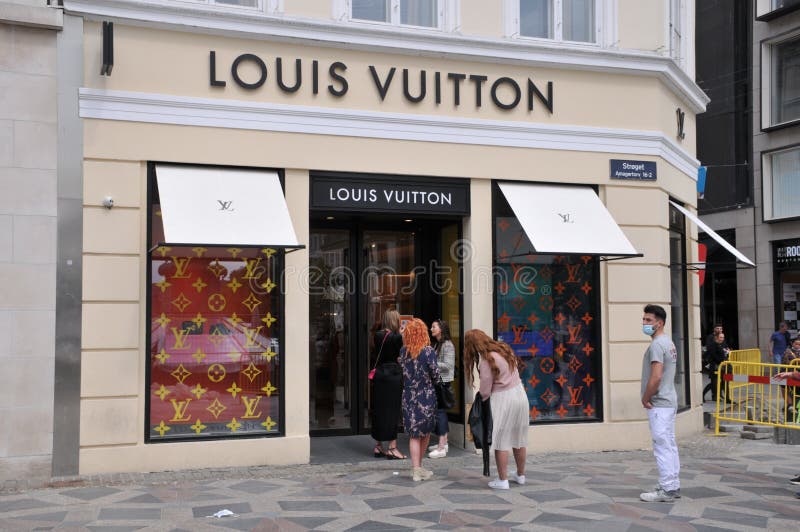 104 Shoppers Louis Vuitton Shopping Bag Stock Photos - Free & Royalty-Free  Stock Photos from Dreamstime