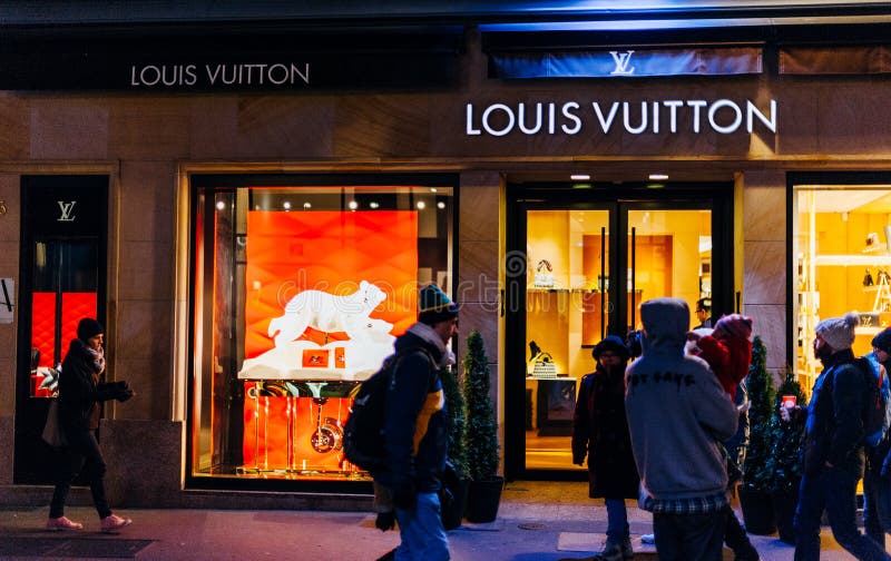 shop window of the well-known luxury brand Louis Vuitton of Florence in  Piazza degli Strozzi in december 2019, Italy foto de Stock