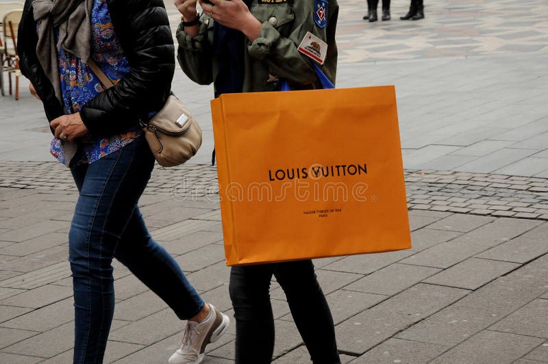 ASIAN LOUIS VUITTON SHOPPER with SHOPPING BAG Editorial Photography - Image  of shopper, consumer: 125828112