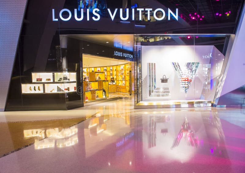 Louis Vuitton-Kleidung- Und Zubehörspeicher Redaktionelles Bild