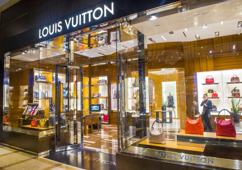 Inside Louis Vuitton Store at King of Prussia Mall. Editorial Stock Image -  Image of expensive, leather: 117086359