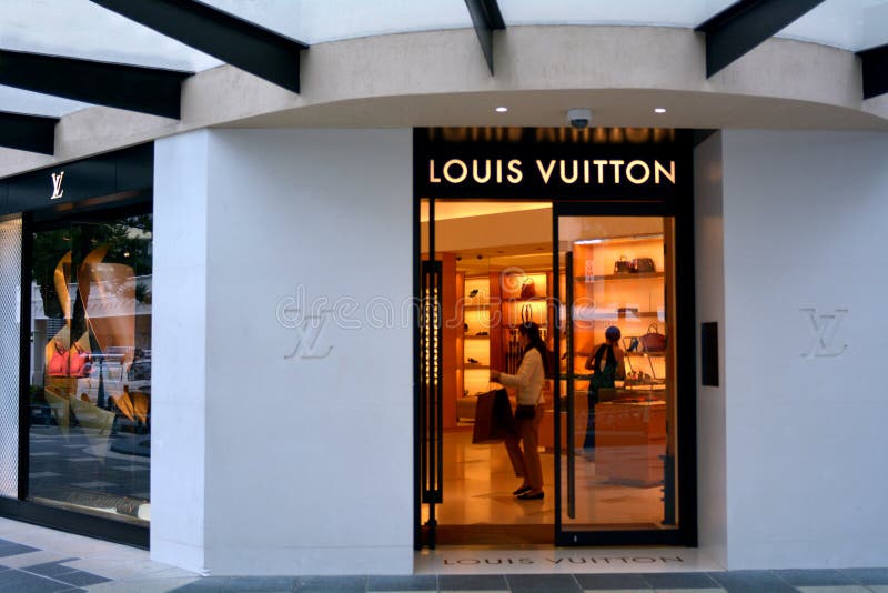 Thieves Swarm Louis Vuitton Store In Palo Alto, Steal $100,000 In Handbags;  11 Suspects Sought - CBS San Francisco