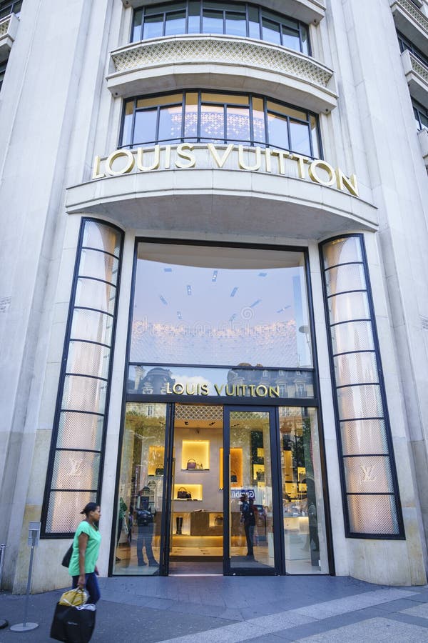 Louis Vuitton Boutique, Paris Editorial Photography - Image of designer,  outfit: 19489557