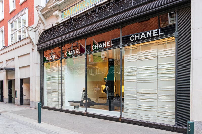 Frente De Loja Do Chanel Com Roupas Femininas E Decorações De Natal Imagem  Editorial - Imagem de varejo, comércio: 166262460