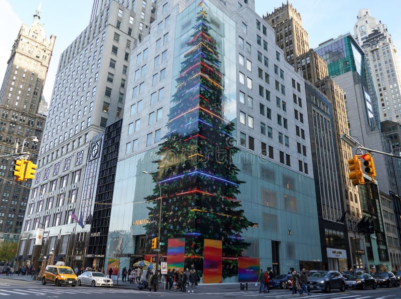 New York City, USA - December 6, 2019. Louis Vuitton Christmas window  displays on 5th Avenue, NYC Stock Photo - Alamy