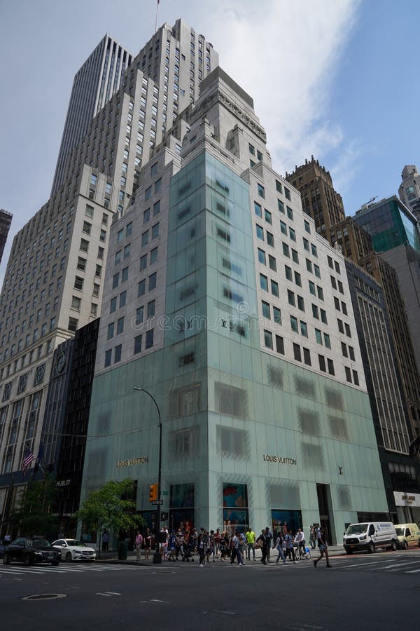 Louis Vuitton Store In New York City Usa Stock Photo - Download Image Now - Fifth  Avenue, Window Shopping, Advertisement - iStock