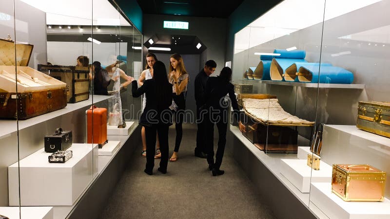 Der Haupteingang Louis Vuitton Time Capsule Exhibitions Gehalten In Twin Tower Suria KLCC ...