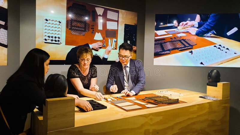 Der Haupteingang Louis Vuitton Time Capsule Exhibitions Gehalten In Twin Tower Suria KLCC ...