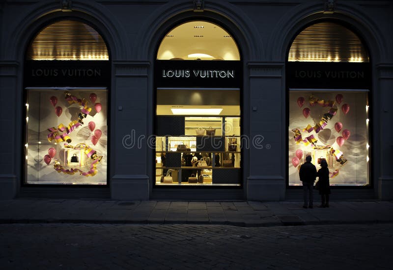 Ventana De Tienda De Louis Vuitton Imagen editorial - Imagen de cuero,  rojo: 50753540