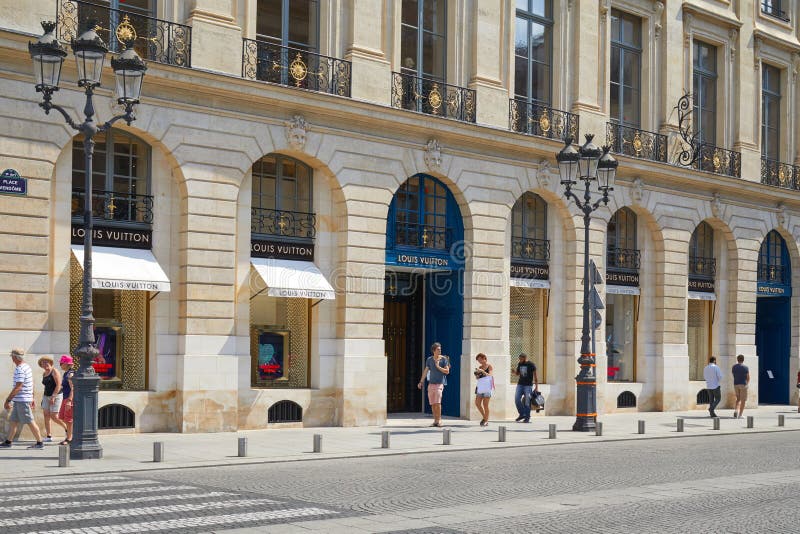 Louis Vuitton-de Opslag Die Van De Manierluxe In Champs Elysees, Mensen In Parijs, Frankrijk ...