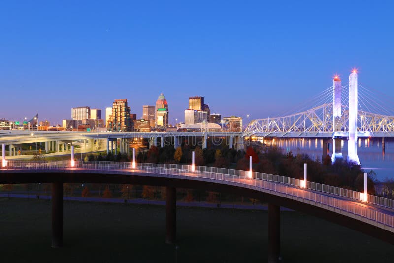 Louisville Kentucky horisont på gryning royaltyfri fotografi Louisville Kentucky horisont på gryning royaltyfri fotografi