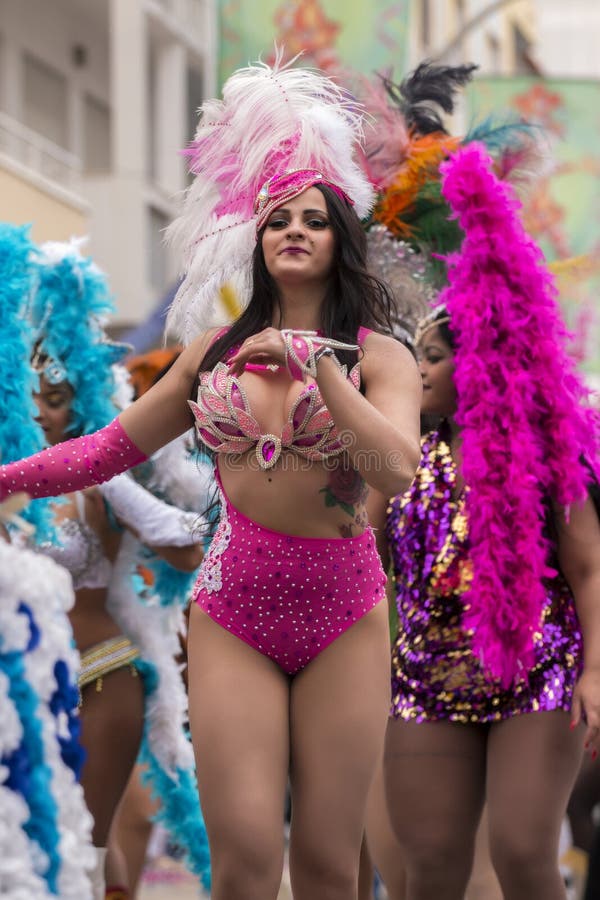 LOULE, ПОРТУГАЛИЯ - ФЕВРАЛЬ 2017: Красочный парад масленицы (Carnaval) стоковая фотография rf