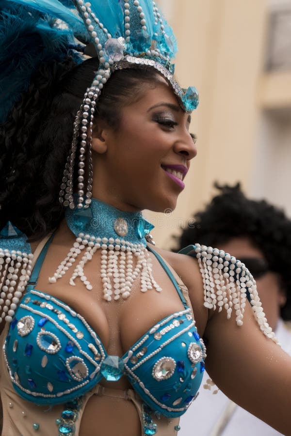 LOULE, ПОРТУГАЛИЯ - ФЕВРАЛЬ 2017: Красочный парад масленицы (Carnaval) стоковые фотографии rf