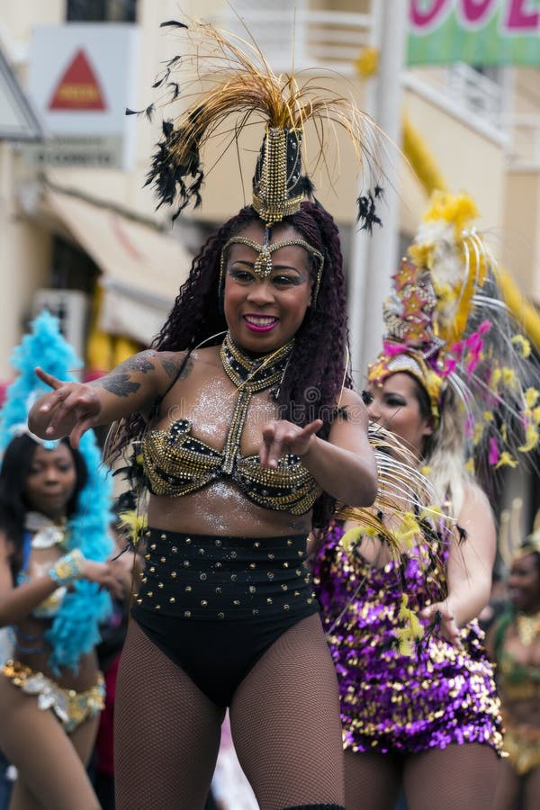 LOULE, ПОРТУГАЛИЯ - ФЕВРАЛЬ 2017: Красочный парад масленицы (Carnaval) стоковое фото rf