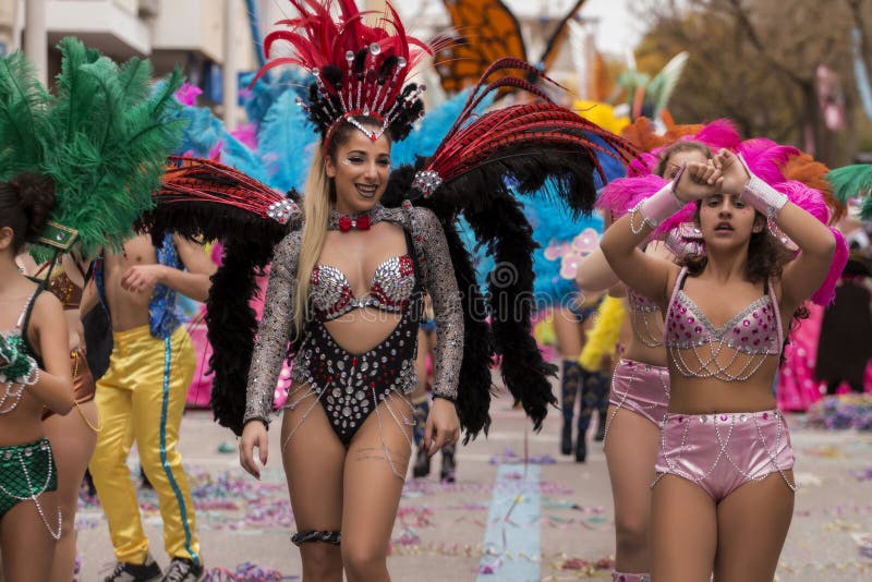 LOULE, ПОРТУГАЛИЯ - ФЕВРАЛЬ 2017: Красочный парад масленицы (Carnaval) стоковые фотографии rf