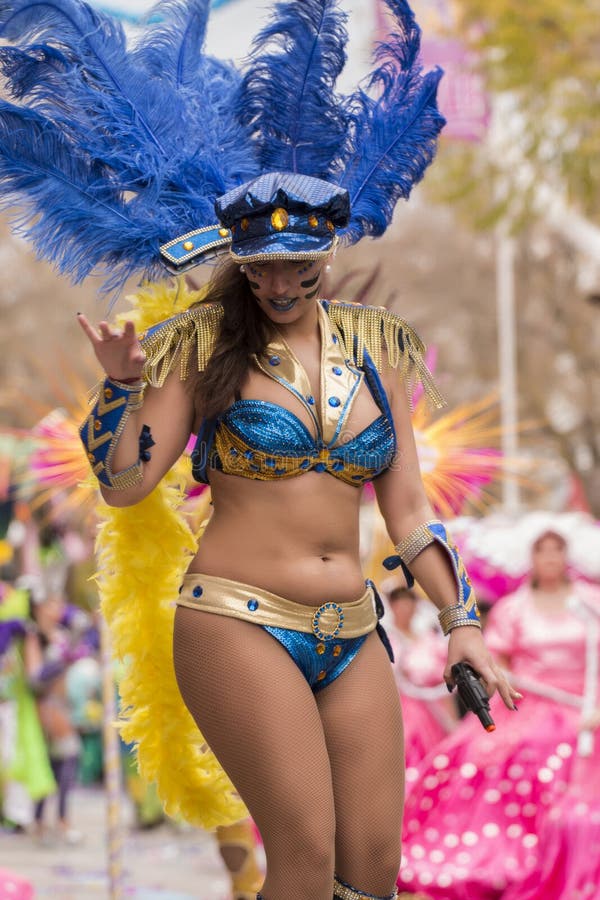 LOULE, ПОРТУГАЛИЯ - ФЕВРАЛЬ 2017: Красочный парад масленицы (Carnaval) стоковая фотография rf
