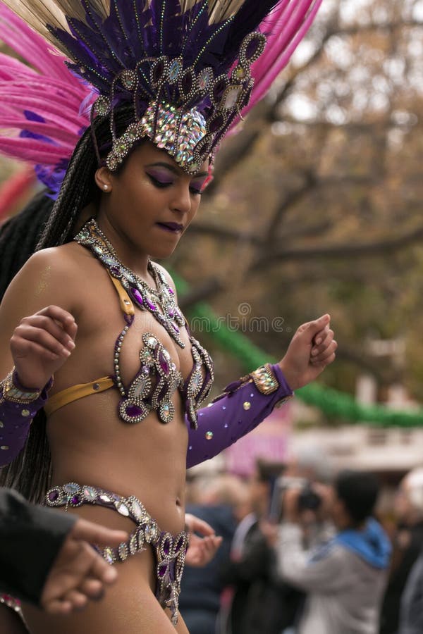 LOULE, ПОРТУГАЛИЯ - ФЕВРАЛЬ 2017: Красочный парад масленицы (Carnaval) стоковое изображение