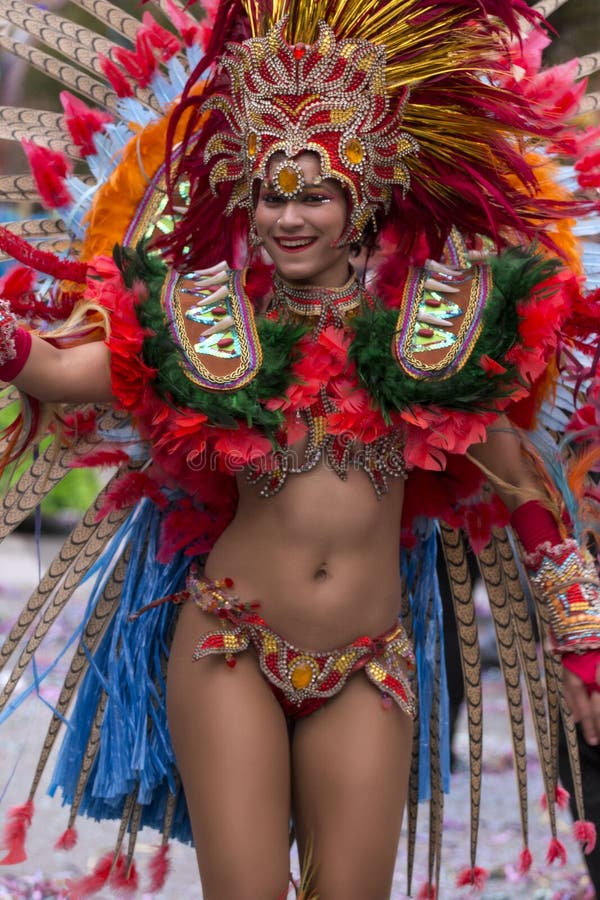 LOULE, ПОРТУГАЛИЯ - ФЕВРАЛЬ 2017: Красочный парад масленицы (Carnaval) стоковая фотография rf