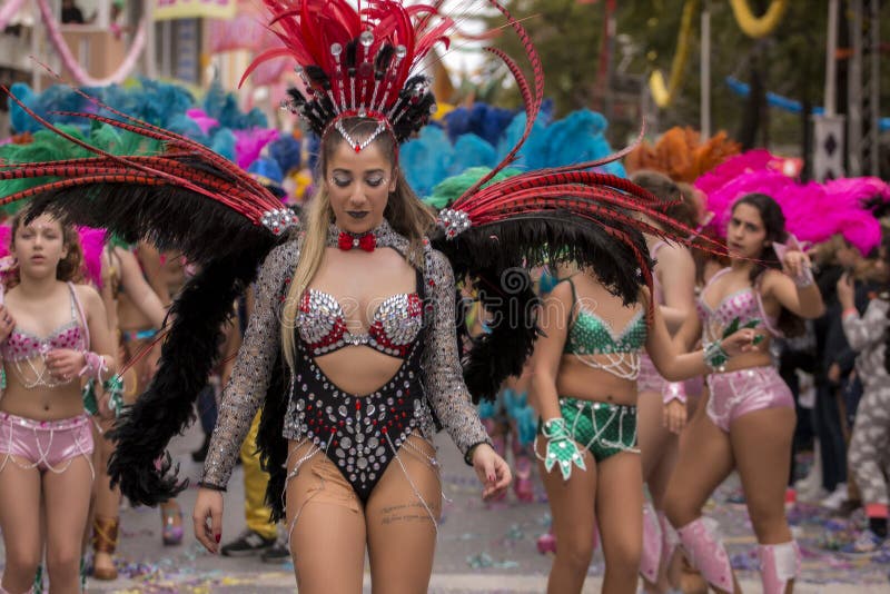LOULE, ПОРТУГАЛИЯ - ФЕВРАЛЬ 2017: Красочный парад масленицы (Carnaval) стоковое изображение