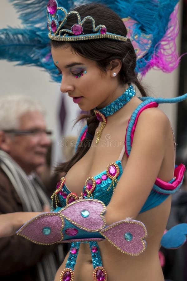 LOULE, ПОРТУГАЛИЯ - ФЕВРАЛЬ 2017: Красочный парад масленицы (Carnaval) стоковая фотография rf