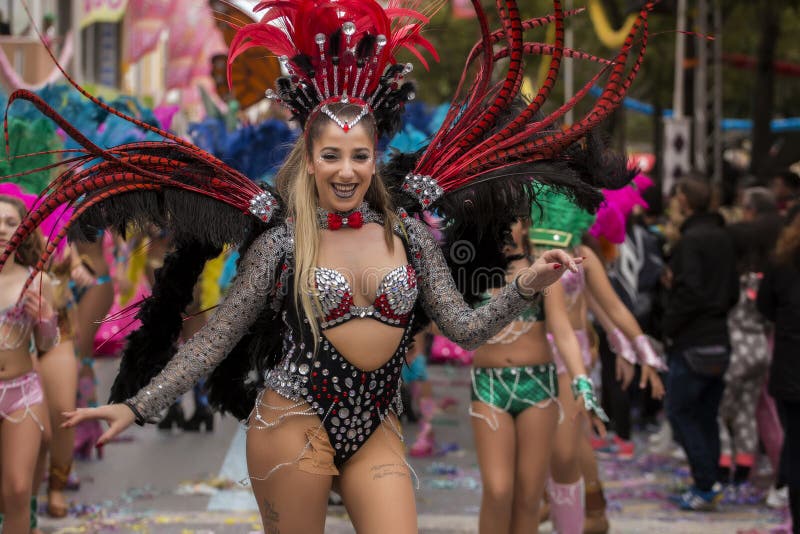LOULE, ПОРТУГАЛИЯ - ФЕВРАЛЬ 2017: Красочный парад масленицы (Carnaval) стоковые изображения