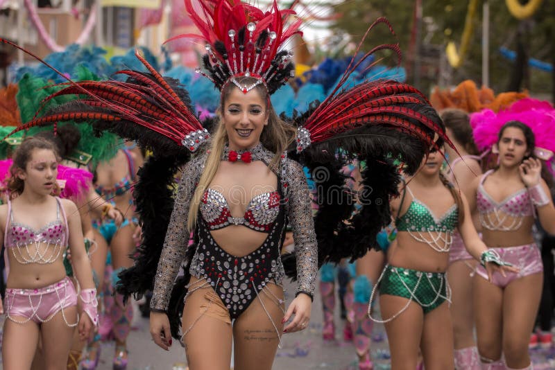 LOULE, ПОРТУГАЛИЯ - ФЕВРАЛЬ 2017: Красочный парад масленицы (Carnaval) стоковая фотография