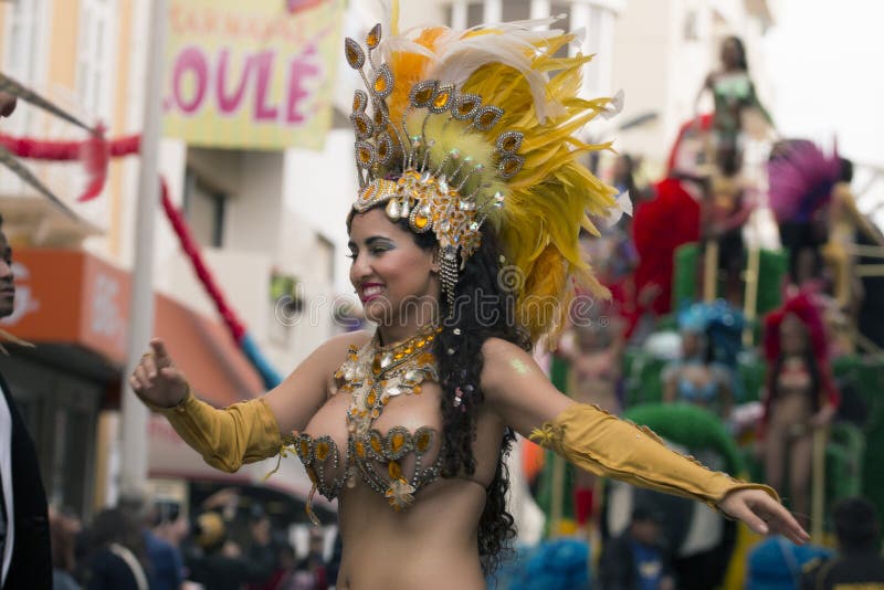 LOULE, ПОРТУГАЛИЯ - ФЕВРАЛЬ 2017: Красочный парад масленицы (Carnaval) стоковые фото