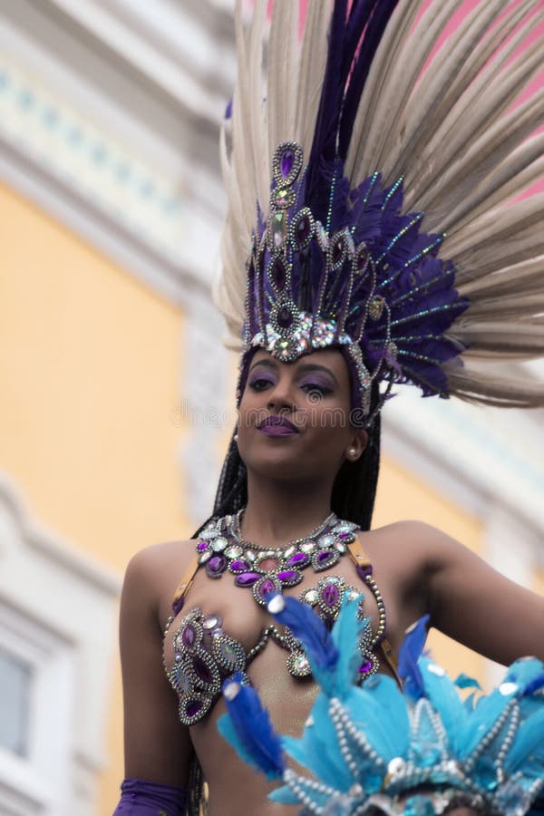 LOULE, ПОРТУГАЛИЯ - ФЕВРАЛЬ 2017: Красочный парад масленицы (Carnaval) стоковое фото rf