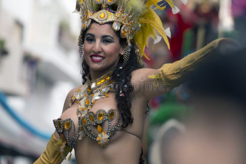 LOULE, ПОРТУГАЛИЯ - ФЕВРАЛЬ 2017: Красочный парад масленицы (Carnaval) стоковая фотография