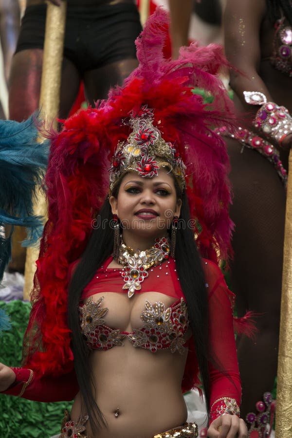 LOULE, ПОРТУГАЛИЯ - ФЕВРАЛЬ 2017: Красочный парад масленицы (Carnaval) стоковые фото