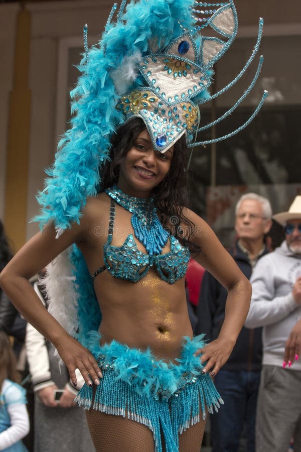 LOULE, ПОРТУГАЛИЯ - ФЕВРАЛЬ 2017: Красочный парад масленицы (Carnaval) стоковая фотография