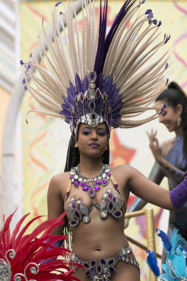 LOULE, ПОРТУГАЛИЯ - ФЕВРАЛЬ 2017: Красочный парад масленицы (Carnaval) стоковая фотография
