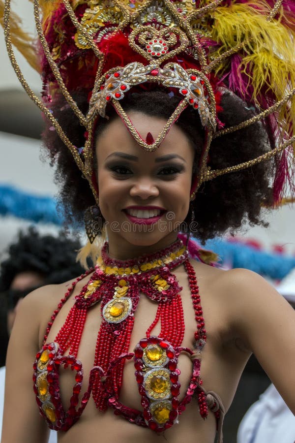 LOULE, ПОРТУГАЛИЯ - ФЕВРАЛЬ 2017: Красочный парад масленицы (Carnaval) стоковая фотография rf