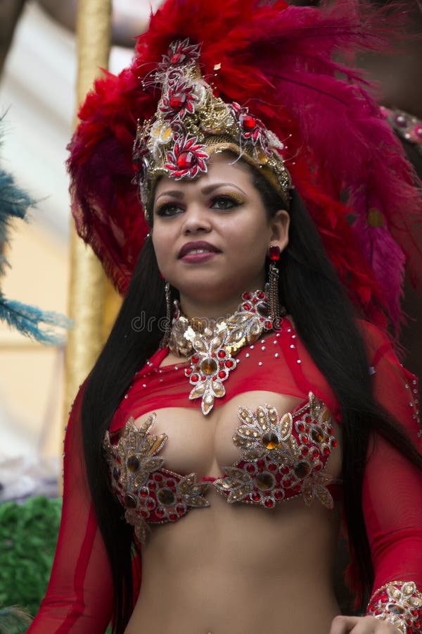 LOULE, ПОРТУГАЛИЯ - ФЕВРАЛЬ 2017: Красочный парад масленицы (Carnaval) стоковое изображение