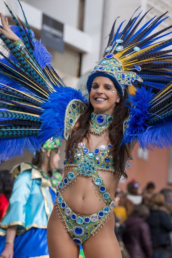 LOULE, ПОРТУГАЛИЯ - ФЕВРАЛЬ 2018: Красочный парад масленицы (Carnaval) стоковые изображения