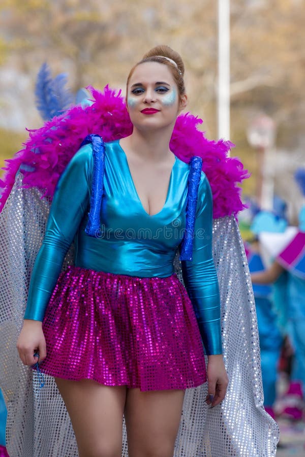LOULE, ПОРТУГАЛИЯ - ФЕВРАЛЬ 2018: Красочный парад масленицы (Carnaval) стоковые фото