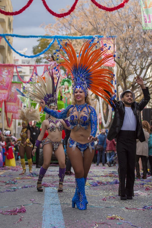 LOULE, ПОРТУГАЛИЯ - ФЕВРАЛЬ 2018: Красочный парад масленицы (Carnaval) стоковое фото rf